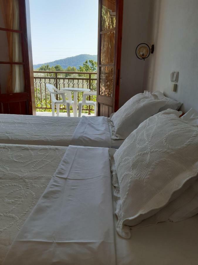 Hotel George خْريسيا أموذيا المظهر الخارجي الصورة